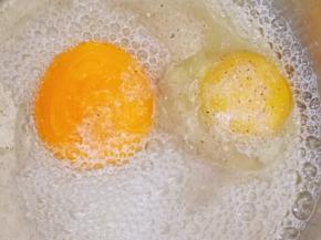 鸡蛋打散，加入白胡椒粉和盐，加适量的清水用蛋抽搅打均匀