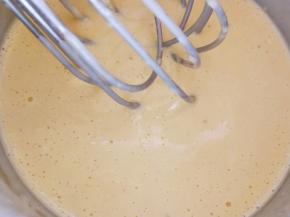 用蛋抽搅打成无干粉状态