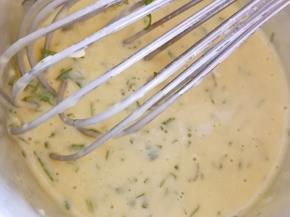 加入香菜搅打均匀