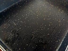 不粘锅抹油，烧至七分热