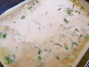 用勺子挖适量的面糊倒到锅里，晃动锅，让面糊铺满锅底