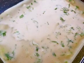 用勺子挖适量的面糊倒到锅里，晃动锅，让面糊铺满锅底
