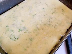 面糊基本凝固后，翻面，煎至面糊熟了