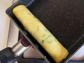 由锅的一头卷起来（也可以不卷）