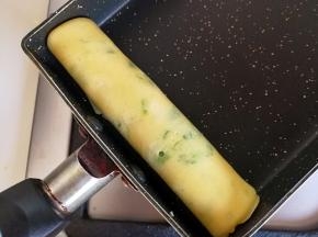 由锅的一头卷起来（也可以不卷）