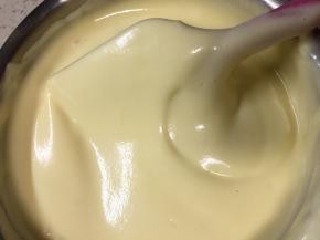 每次用硅胶铲切以2点到八点角度拌均匀，不可画圈搅拌以免蛋白消泡。直致蛋黄面糊与蛋白充分混合