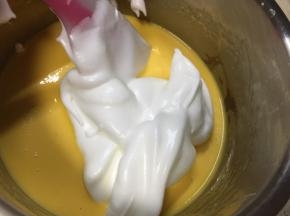 蛋白中分三次加入烫面蛋黄糊中，每次用8铲不可画圈搅拌以免蛋白消泡。