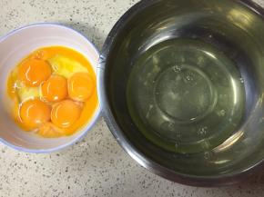 一共用到6颗鸡蛋，其中5颗蛋黄蛋清分离，剩下的一颗全蛋放在蛋黄中。