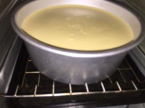 烤箱提前上下管170度预热5分钟，烤盘里装上热水。用水浴法烤，烤盘放在中下层，放入后上下管160度，烤45分钟