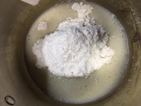 关火立即倒入刚过筛的蛋糕粉