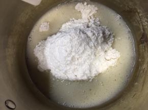 关火立即倒入刚过筛的蛋糕粉