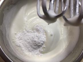 打发至出现了小尖加入剩余的糖粉。继续打发。