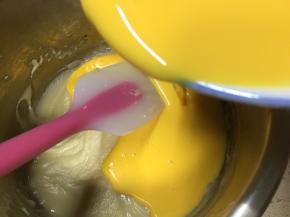 即把牛奶蛋黄液分三次加入放凉后的烫面里，每次都要搅拌均匀