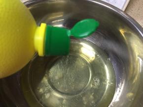 蛋清加入三滴柠檬汁去腥