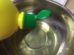 蛋清加入三滴柠檬汁去腥