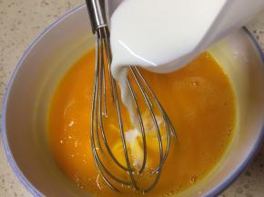 一边搅拌一边倒入牛奶，直到搅拌均匀待用