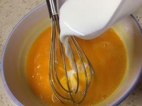 一边搅拌一边倒入牛奶，直到搅拌均匀待用