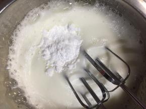 蛋白打发细腻后再加入1/3糖粉