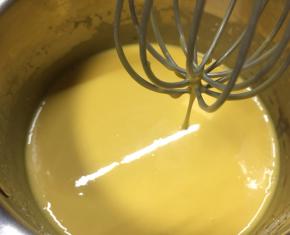 烫面面糊搅拌均匀后变稀，可以成直线滴落