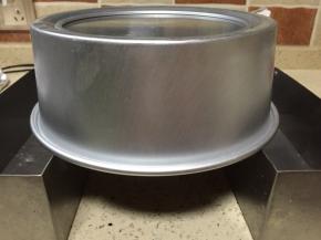 熟了后拿出来，从高空落下震出热气，马上倒扣，完全凉了之后才能脱模。