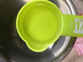 不锈钢锅里倒入玉米油