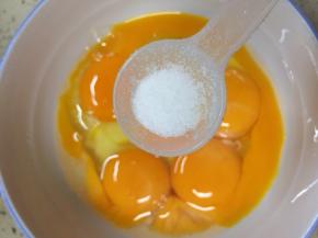 蛋黄里加入盐