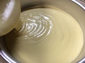 八寸蛋糕模具倒入面糊。