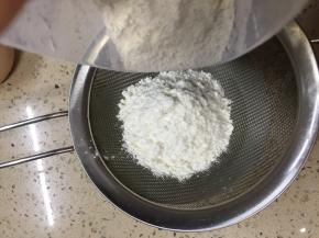 蛋糕粉过筛备用