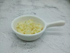 蒜切成细末，
