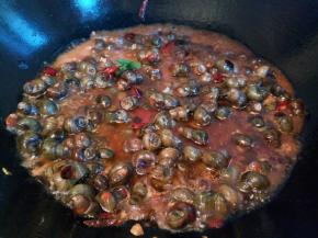 再加上一小碗水，转中火焖煮几分钟(加了郫县豆瓣酱够咸了，所以不用加盐了，口味重的，可以加少许盐)