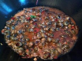 再加上一小碗水，转中火焖煮几分钟(加了郫县豆瓣酱够咸了，所以不用加盐了，口味重的，可以加少许盐)