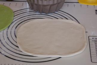 分别将两白l色面团擀成长方形
