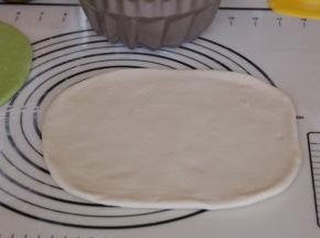 分别将两白l色面团擀成长方形
