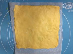 将面团直接擀在面包纸上