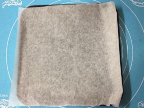 取烤盘大小的面包纸