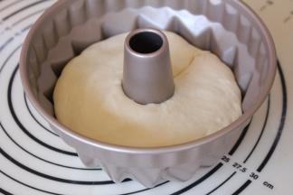 模具刷一层薄薄的油，防粘，放入面团，轻轻用手按压于模具温和