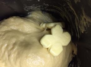 第一次和面时间结束后放入黄油再次启动自动和面功能