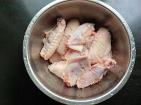 鸡翅放盐，料酒腌制2小时以上入味。