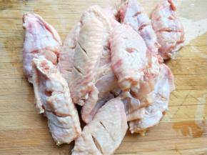 鸡翅洗净，用刀在鸡翅上划几刀。