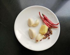 准备干辣椒，生姜，大蒜，花椒。