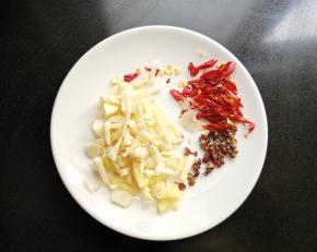 干辣椒剪碎，生姜，大蒜切丁。