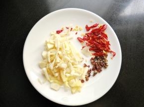 干辣椒剪碎，生姜，大蒜切丁。