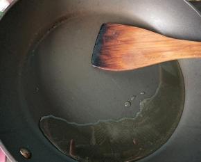 锅内放油，烧热。