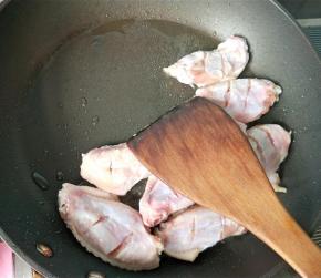 放入腌制好的鸡翅。