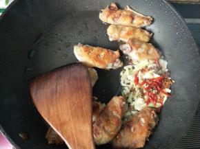 放入干辣椒，生姜，大蒜，花椒爆香，放一点点盐（佐料用的）。