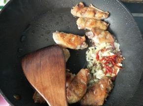 放入干辣椒，生姜，大蒜，花椒爆香，放一点点盐（佐料用的）。
