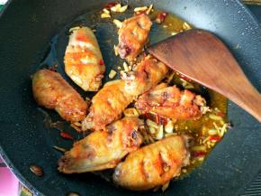 翻炒均匀，让每一个鸡翅都粘上佐料。