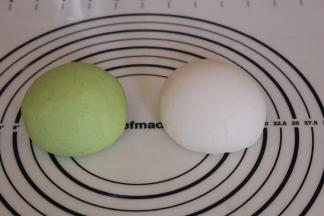 分别将两色面团揉成光滑的面团，松弛5分钟