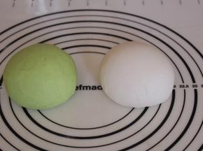 分别将两色面团揉成光滑的面团，松弛5分钟