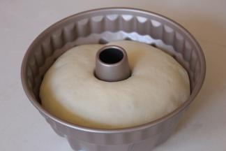 二次发酵至模具的八分满即可。放入蒸屉，冷水锅大火烧开转中火继续加热20分钟，关火停3分钟后开盖